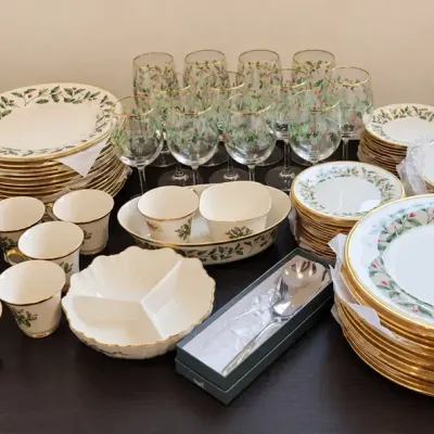 LENOX HOLIDAY DISH SET AND GLASSES