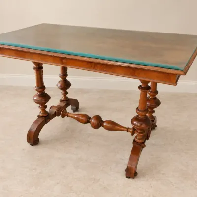 ANTIQUE-STYLE WOOD TABLE