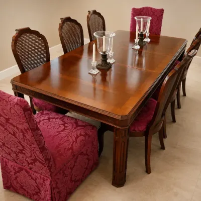 MAGNIFICENT TRADITIONAL DINING TABLE AND CHAIRS