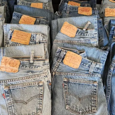 MYSTERY LOT OF VINTAGE LEVI'S JEANS (3)