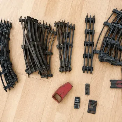 LIONEL TRAIN TRACKS