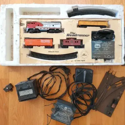 "THE ROADRUNNER" MODEL TRAIN SET