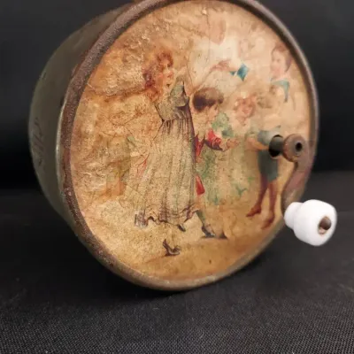 ANTIQUE HAND-CRANK MUSIC BOX