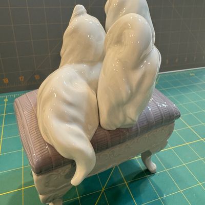 Sale Photo Thumbnail #244: "Lladro ""Looking Pretty"" #06688 boxed". Like new, no chips or scratches
