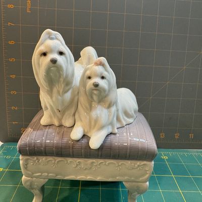 Sale Photo Thumbnail #242: "Lladro ""Looking Pretty"" #06688 boxed". Like new, no chips or scratches