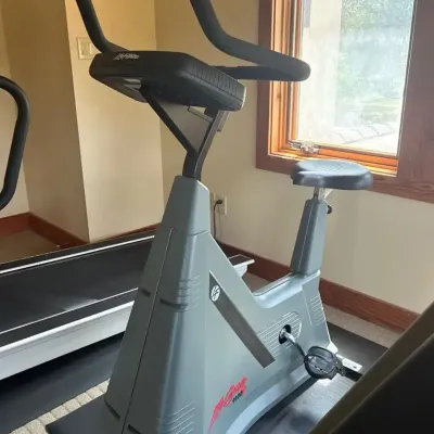 Life Fitness Lifecycle stationary upright exercise bike 9100 : Upstairs 