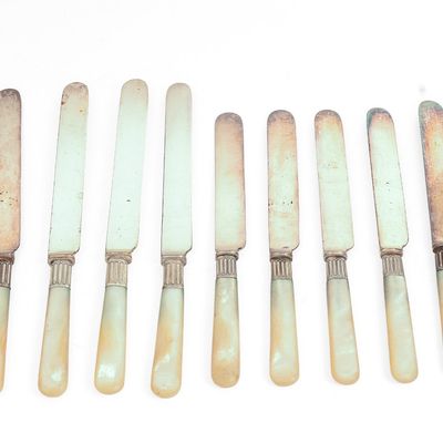 Sale Photo Thumbnail #335: 11 Mother of Pearl Handle Knives.