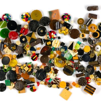 Sale Photo Thumbnail #249: 283 Antique Buttons incl. Bakelite and 2 Bakelite Rings