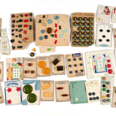 Sale Photo Thumbnail #248: Antique Buttons incl. Bakelite