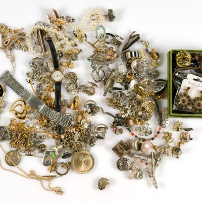 Sale Photo Thumbnail #104: Costume Jewelry incl. Earrings