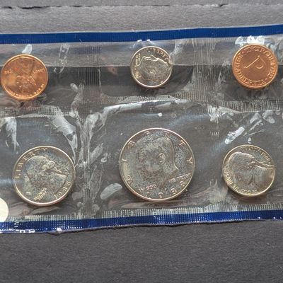 Sale Photo Thumbnail #22: 1988-P Only U.S. Uncirculated Mint Set, No Envelope