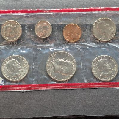 Sale Photo Thumbnail #10: 1981-D Only U.S. Uncirculated Mint Set including (2) Susan B. Anthony Dollars, No Envelope