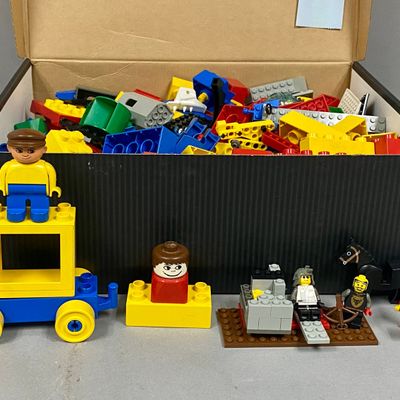Sale Photo Thumbnail #493: LEGO Mixed Bricks & Figures Lot