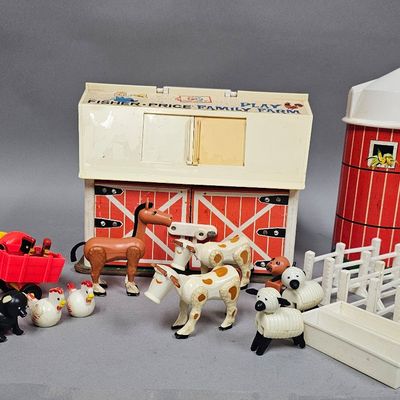 Sale Photo Thumbnail #104: Fisher-Price Plastic & Wood 915 Family Farm Set