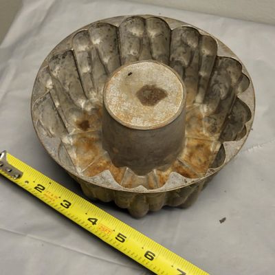 Sale Photo Thumbnail #32: antique cake, jello, pudding mold bundt cake too!