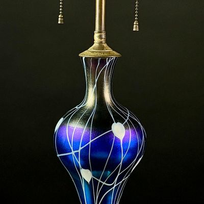 Durand Heart and Vine Iridescent Art Glass Table Lamp