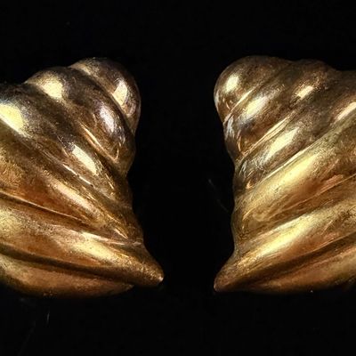 Sale Photo Thumbnail #104: A Pair of Mexican Modernist Vermeil Sterling Silver Ribbed Shell-Form Earrings