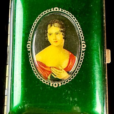 Sale Photo Thumbnail #155: Helena Rubinstein Emerald Green Enamel and Gold-Tone Double Makeup Compact