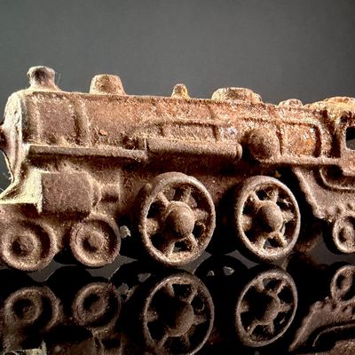 Sale Photo Thumbnail #177: Antique steam locomotive toy with 4-4-2 wheel arrangement