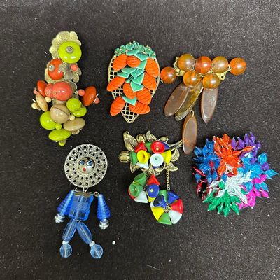 Sale Photo Thumbnail #205: Costume Jewelry Brooch Pin Lot Colorful Plastic Lucite Rhinestone Figural Q36