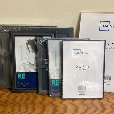 Sale Photo Thumbnail #255: An Assortment of Room Essentials and Mainstays Picture Frames