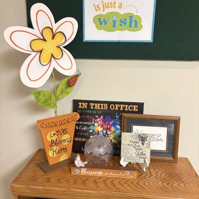 Sale Photo Thumbnail #252: A Collection of Inspirational Home and Office Decorative Items including a Large Metal Flower Stake