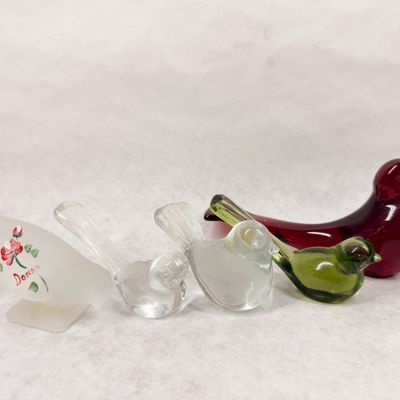FIVE VINTAGE GLASS BIRD FIGURINES