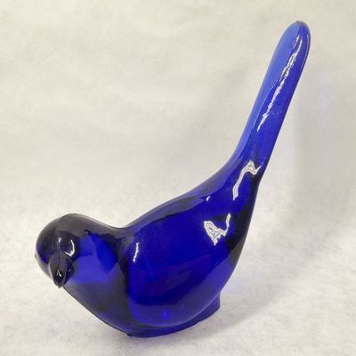 FENTON ROYAL BLUE GLASS BIRD FIGURINE, 1980S