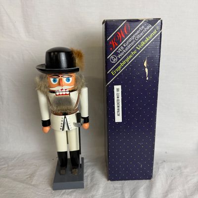 3199 Vintage 1995 Austrian White Musketeer Nutcracker