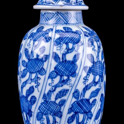 Sale Photo Thumbnail #131: Chinese Porcelain Small Lidded Vase