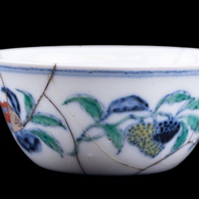 Sale Photo Thumbnail #193: Antique Chinese Wucai Fruit Cup