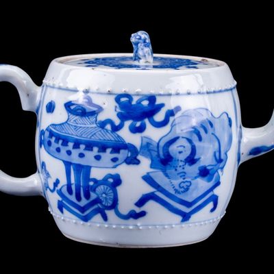 Sale Photo Thumbnail #143: Chinese Blue & White Porcelain Teapot Foo Dog Lid