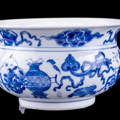 Sale Photo Thumbnail #134: Chinese Blue and White Porcelain Flared Rim Bowl