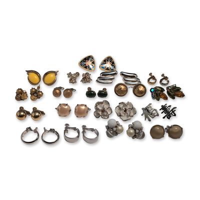 Sale Photo Thumbnail #267: 18 Pairs of Vintage Costume Earrings