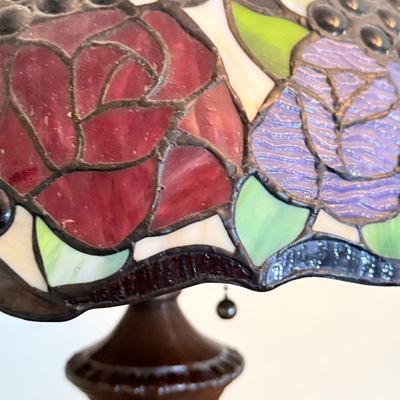 LOT 177: Tiffany Style Floral Stain Glass Table Lamp