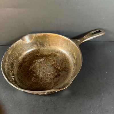 LOT 270: Set of 2 Cast Iron Frying Pans Including a Grizwold 8"