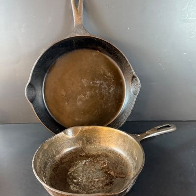 LOT 270: Set of 2 Cast Iron Frying Pans Including a Grizwold 8"