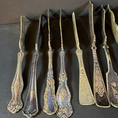 Lot 269: Large Collection of Vintage Silver-Plated Butter Knives & Spreaders