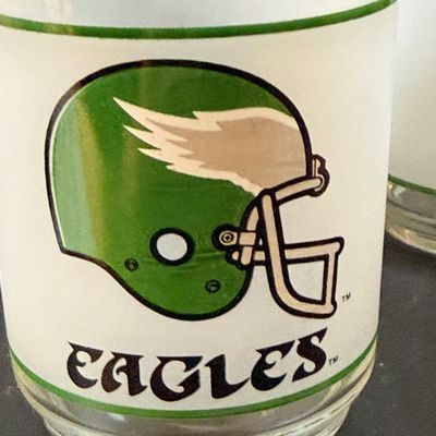 LOT 264: Collection of 10 Philadelphia Eagles Football Mobil Oil Souvenir Drinking Glasses