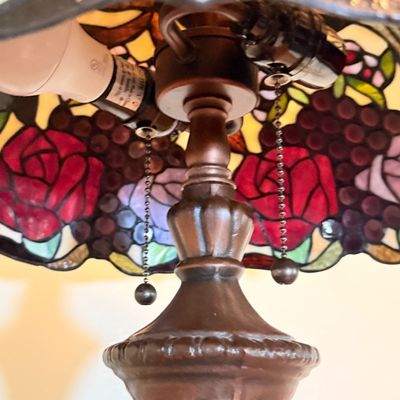 LOT 177: Tiffany Style Floral Stain Glass Table Lamp