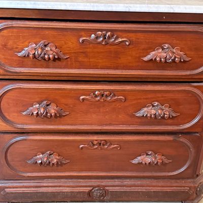 LOT 178: Antique/Vintage Victorian Style Marble Top Vanity Dresser