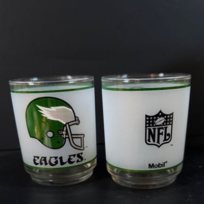 LOT 265: Collection of 10 Philadelphia Eagles Football Mobil Oil Souvenir Drinking Glasses