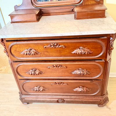 LOT 178: Antique/Vintage Victorian Style Marble Top Vanity Dresser