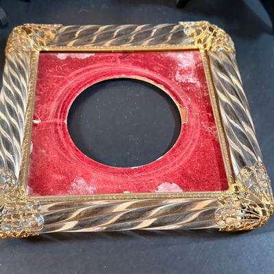 LOT 248: Victorian Inspired Collection of Plates, Figurines, Lamp and More