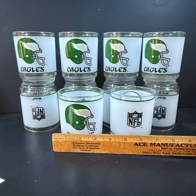 LOT 265: Collection of 10 Philadelphia Eagles Football Mobil Oil Souvenir Drinking Glasses
