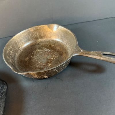 LOT 270: Set of 2 Cast Iron Frying Pans Including a Grizwold 8"