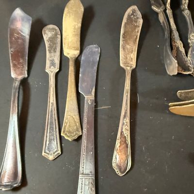 Lot 269: Large Collection of Vintage Silver-Plated Butter Knives & Spreaders