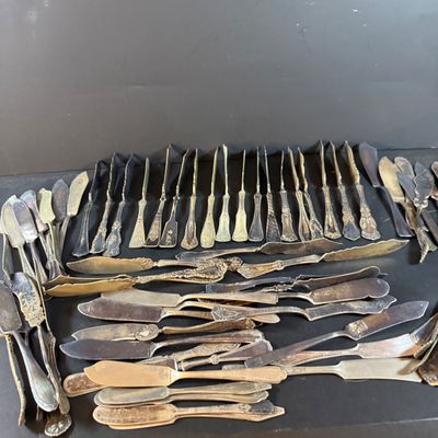 Lot 269: Large Collection of Vintage Silver-Plated Butter Knives & Spreaders