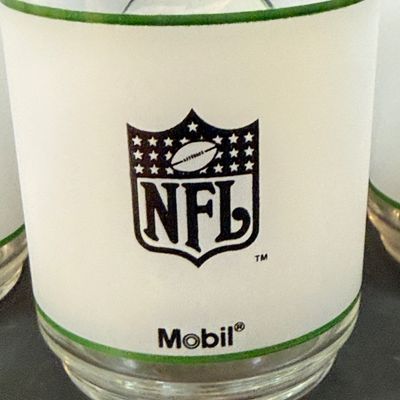 LOT 264: Collection of 10 Philadelphia Eagles Football Mobil Oil Souvenir Drinking Glasses