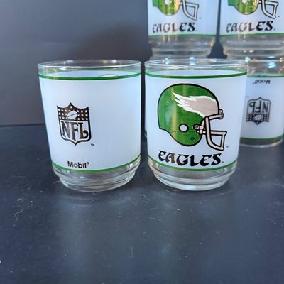 LOT 265: Collection of 10 Philadelphia Eagles Football Mobil Oil Souvenir Drinking Glasses